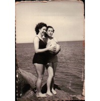 FOTOGRAFIA ANNI '50 - SIGNORA SUGLI SCOGLI - AL MARE - CON PALLA AD ALBENGA -