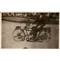 FOTOGRAFIA DEL 1920ca - RAGAZZO SU MOTOCICLETTA 