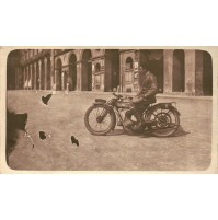 FOTOGRAFIA DEL 1920ca - RAGAZZO SU MOTOCICLETTA / NORTON / FOR SPEEDMAN