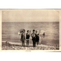 FOTOGRAFIA DEL 1928 - GRUPPO DI FAMIGLIA O AMICI IN RIVA A MARE CON OMBRELLINO