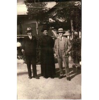 FOTOGRAFIA DEL 1933 - GRUPPO DI SIGNORI E SACERDOTE PRETE PARROCO 