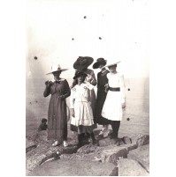 FOTOGRAFIA RIPRODUZIONE ANNI '80 DI DONNE AD ALBENGA DEL 1920 C4-1347