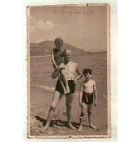 FOTOGRAFIA SU CARTOLINA DEL 1938 - LAIGUEGLIA - FAMIGLIA AL MARE IN SPIAGGIA - 