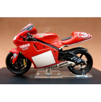 Modellino Moto GP scala 1:24 _ YAMAHA YZR500 Max Biaggi 2001