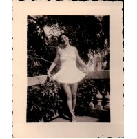 PICCOLA FOTO DEL 1949 - RAGAZZA CON BEL VESTITO BIANCO - 5,5 X 7 CM CIRCA - -