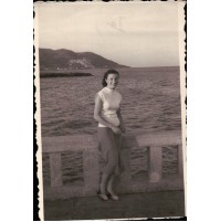 PICCOLA FOTO DEL 1951 - RAGAZZA A DIANO MARINA  - 8,5 X 6 CM CIRCA - -