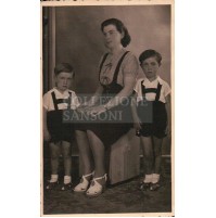 SIRACUSA 1941 - FOTO IN STUDIO DI MAMMA E FIGLI - 
