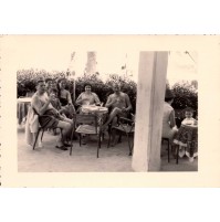 foto anni '50 - GRUPPO DI AMICI AL BAR DEL MARE - 13 X 9 CM